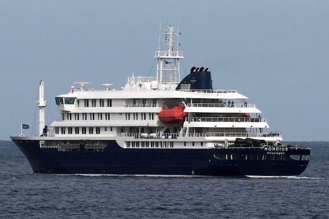 Crucero afectado por brote de hantavirus inicia evacuación en España