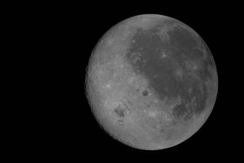 Fotografía tomada de la cuenta oficial en X de la NASA @NASA donde se observa la cara visible de la luna al costado derecho y la cara oculta del lado izquierdo. EFE/ Nasa /