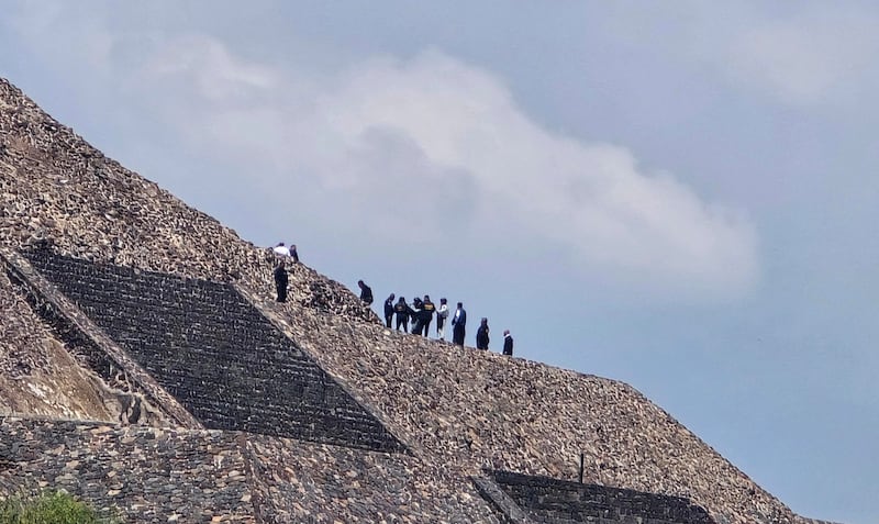 Integrantes de la Policía y peritos forenses resguardan la zona donde se registró un ataque con arma de fuego este lunes, en la zona arqueológica de Teotihuacán (México). EFE/ Madla Hartz/ MÁXIMA CALIDAD DISPONIBLE
