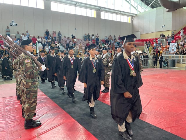 Academia ‘Youth ChalleNGe’ de la Guardia Nacional gradúa a cientos de cadetes en Juana Díaz