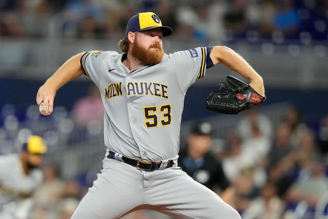 Brandon Woodruff no verá acción hasta 2025
