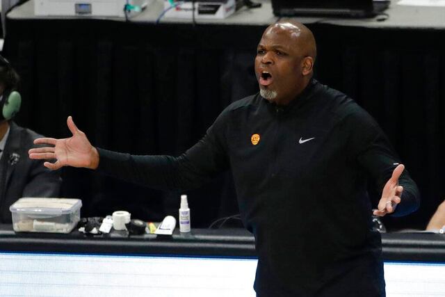 Hawks extienden contrato a McMillan