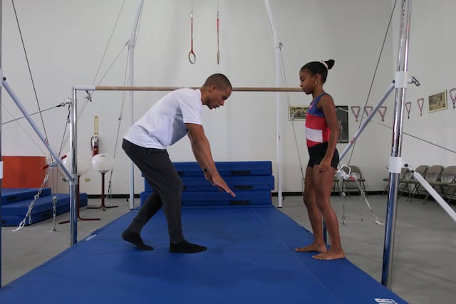 Exgimnasta boricua Luis Rivera abre gimnasio