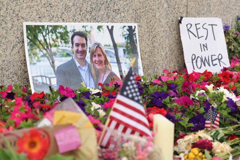 Un monumento improvisado para la representante estatal del DFL Melissa Hortman y su esposo Mark Hortman se ve en el edificio del Capitolio del Estado de Minnesota el 16 de junio de 2025 en St. Paul, Minnesota.