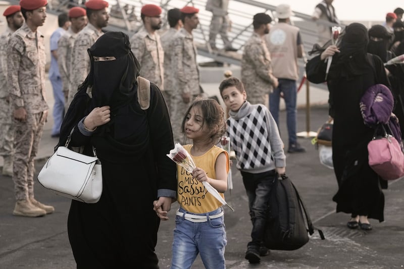 Evacuados yemeníes desembarcan el HMS Abha, un barco saudí que viajaba desde Puerto Sudán, después de ser atracado. (AP Foto/Amr Nabil)
