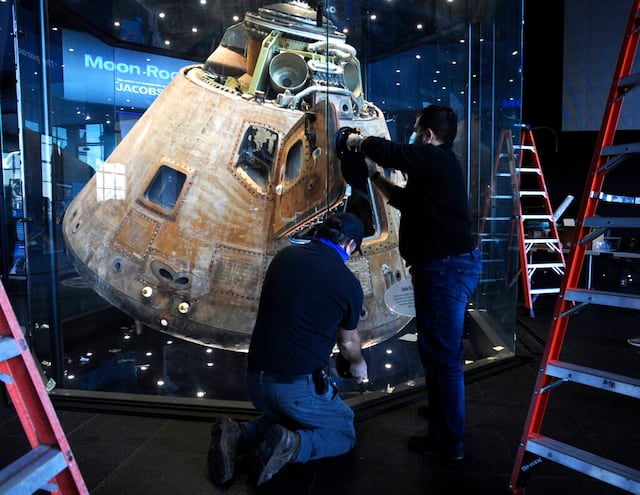 Cápsula Apollo 16 recibe una limpieza antes de su 50 aniversario