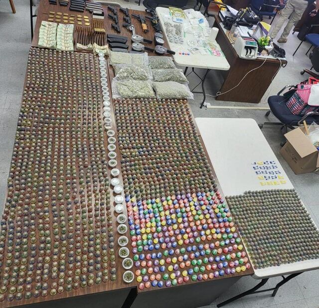 Ocupan armas, drogas y casi $30 mil en efectivo en residencia abandonada de Dorado