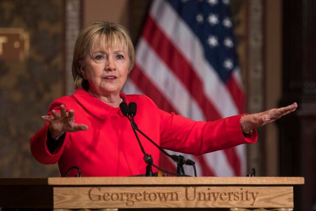 Trump acusa a Clinton de "culpar a todos menos a ella misma" de su derrota
