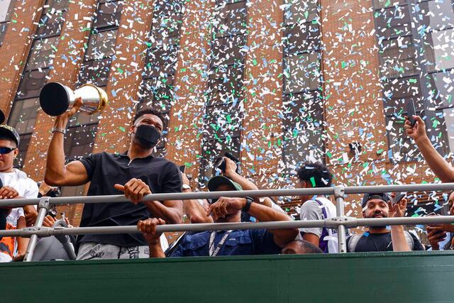 Bucks festejan su campeonato con desfile ante miles de fans en Milwaukee