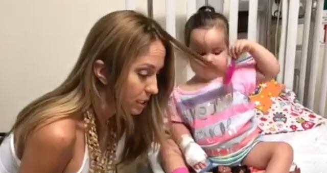 Niña le roba el show a Alexandra Fuentes