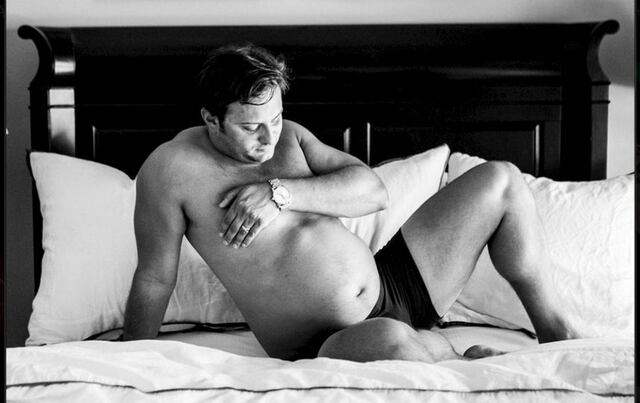 Su esposa se negó a fotografiar su embarazo, él tomó su lugar