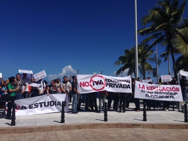 Estudiantes se manifiestan contra el IVA en la educación privada