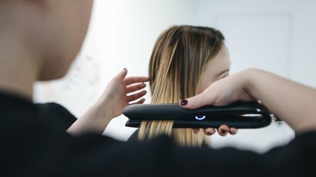 Algunos productos usados para alisar el cabello aumentan el riesgo de cáncer, según estudio
