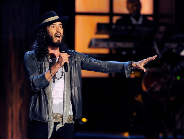 Reportes: Policía británica interroga a Russell Brand por acusaciones de agresión sexual