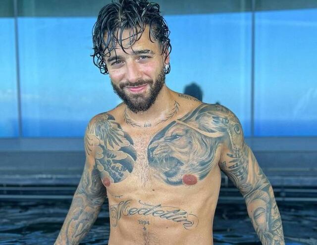 Maluma cumple el sueño de muchas y posa con muy poca ropa