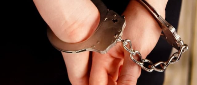 Arrestan a dos jóvenes y dos adolescentes por presuntamente robar un vehículo