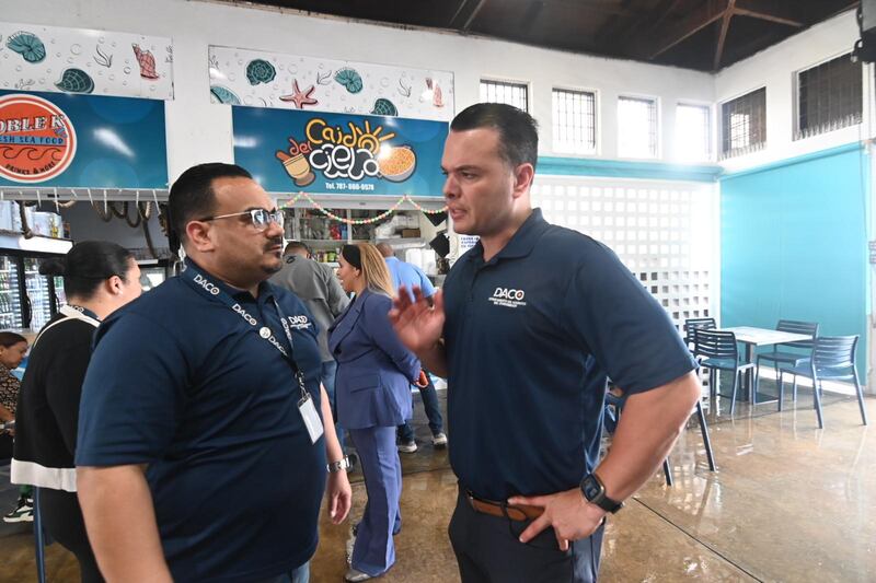 El secretario del DACO, Hiram Torres Montalvo, estuvo presente en una inspección a comercios.