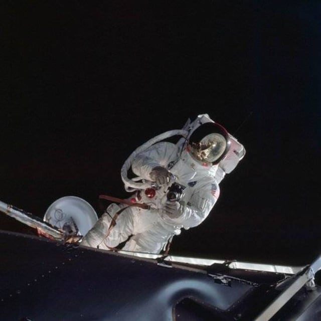China lanza tres astronautas para misión de seis meses