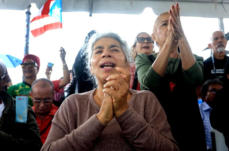 Personas participan en la celebración del centenario del natalicio del puertorriqueño Catalino 'Tite' Curet Alonso este jueves, en el cementerio Santa María de Pazzis en San Juan (Puerto Rico). EFE/ Thais llorca