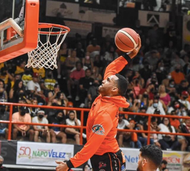 Atléticos dominan a los Capitanes y se acercan a lograr su pase a la final del BSN