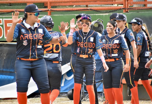 Contundente inicio de las Lobas de Arecibo en la pelota Doble A
