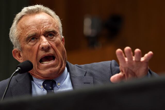 Juez federal bloquea parte de reforma de vacunación impulsada por Robert F. Kennedy
