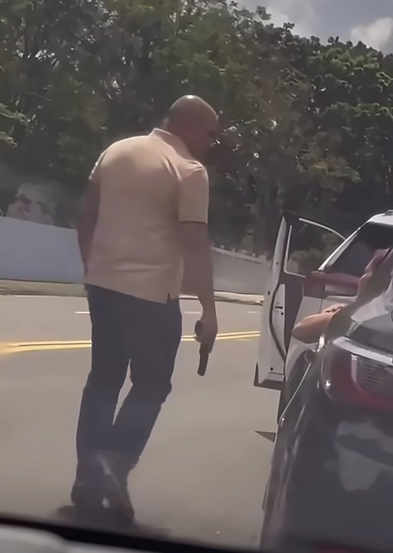 Hombre saca un arma tras un choque en Bayamón