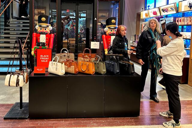 Minoristas se preparan para iniciar el Black Friday justo cuando compradores reducen gastos
