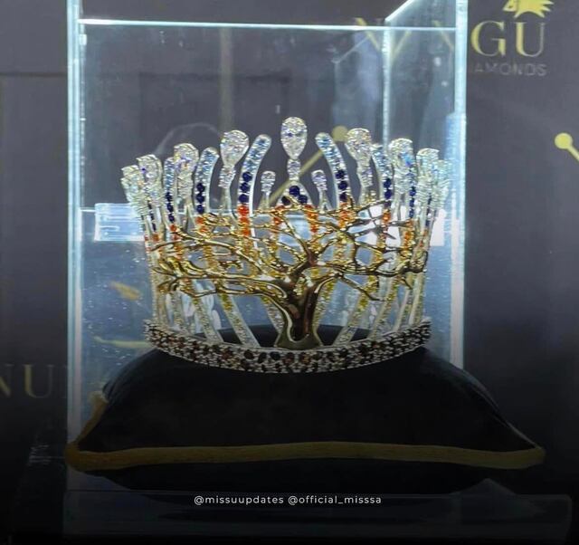 Miss Sudáfrica presenta nueva corona con gigante árbol en su centro