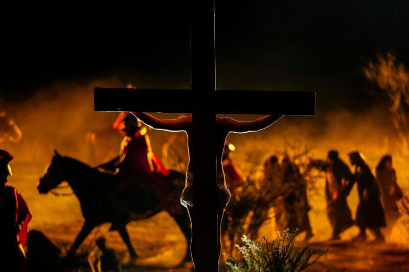 Fieles participan en la recreación del Vía Crucis como parte de la celebración de la Semana Santa, en Colina, Chile, el 29 de marzo de 2024. La Semana Santa conmemora los últimos días de la vida de Jesús, según la Biblia, incluyendo su crucifixión el Viernes Santo y su resurrección en el Domingo de Pascua. (AP Foto/Esteban Félix)