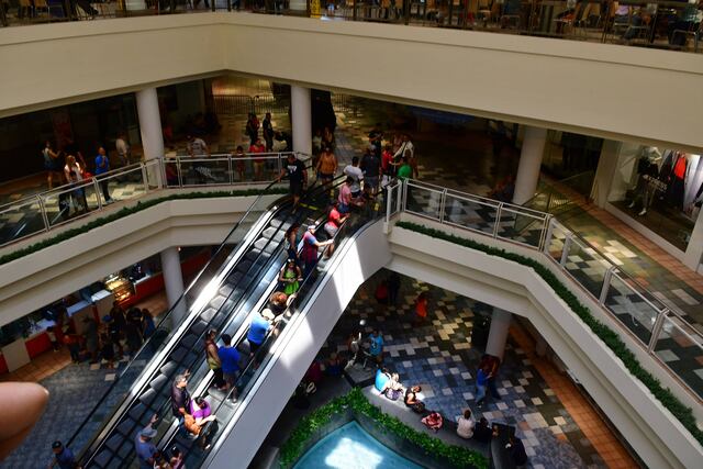 Realizan protesta dentro de Plaza Las Américas