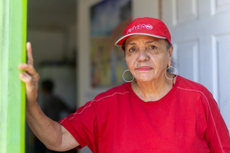 Las múltiples experiencias de desplazamiento por la erosión costera han llevado a Maggie Colón a luchar en contra de las construcciones en las costas de Arecibo. Foto por Jorge Ramírez Portela | Centro de Periodismo Investigativo