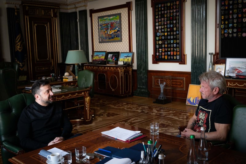 Sean Penn se reunió el lunes con el presidente de Ucrania, Volodymyr Zelenskyy.