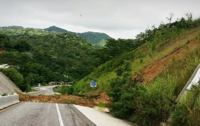 Miles de clientes sin luz por fuertes lluvias