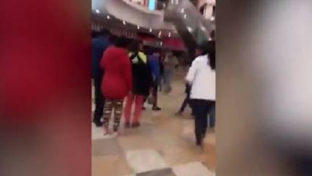 Detienen a mujer por golpear a su hijo en un centro comercial
