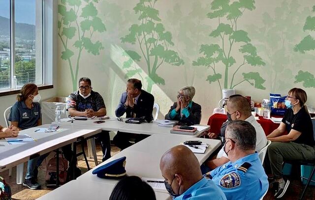 Alcalde de Caguas se reúne con líderes comunitarios de barriada tras incidentes de violencia