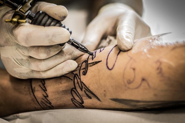 FDA emite directrices para ayudar a reconocer situaciones en las tintas para tatuajes