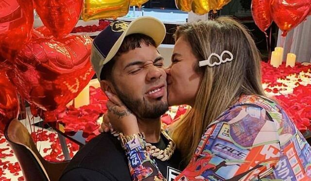 Anuel AA pensando en amor y Karol G en comida