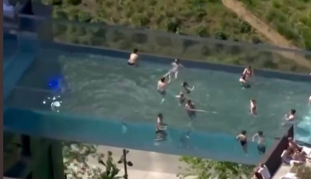 Abren piscina a 114 pies de altura y es transparente