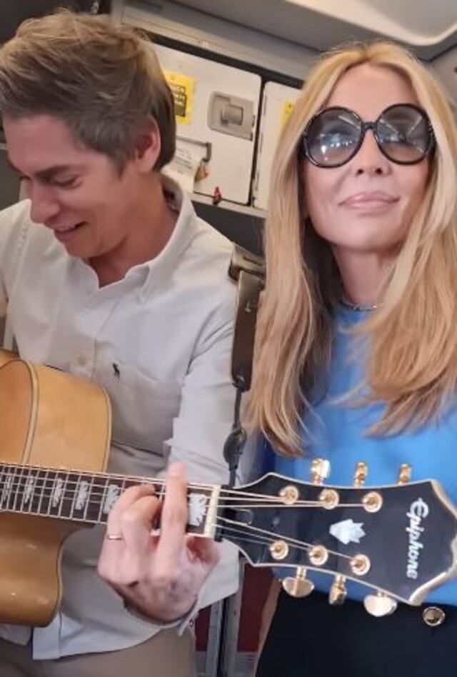 VIDEO: Carlos Baute y Marta Sánchez cantan “Colgando en tus manos” en un avión