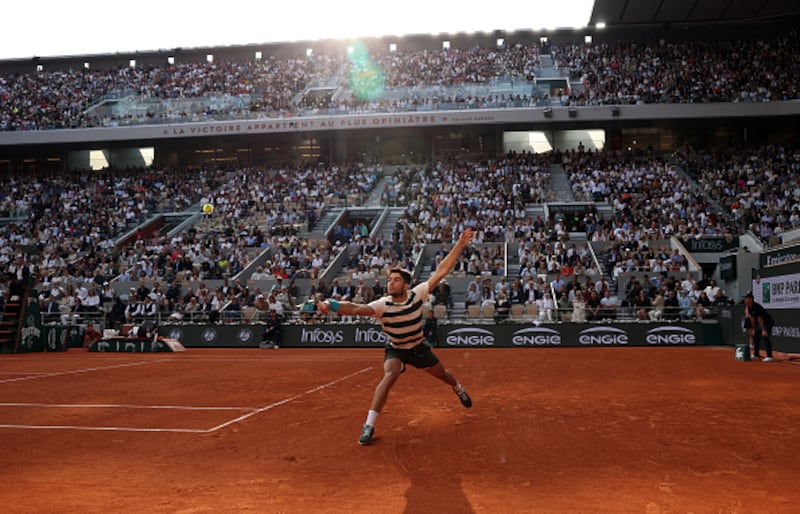 El español Carlos Alcaraz juega un revés contra el italiano Jannik Sinner durante la final individual masculina del decimoquinto día del Abierto de Francia 2025 en Roland Garros, el 8 de junio de 2025, en París, Francia.