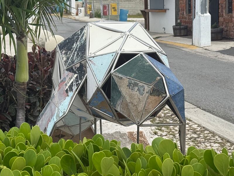 Monumento de un manatí.