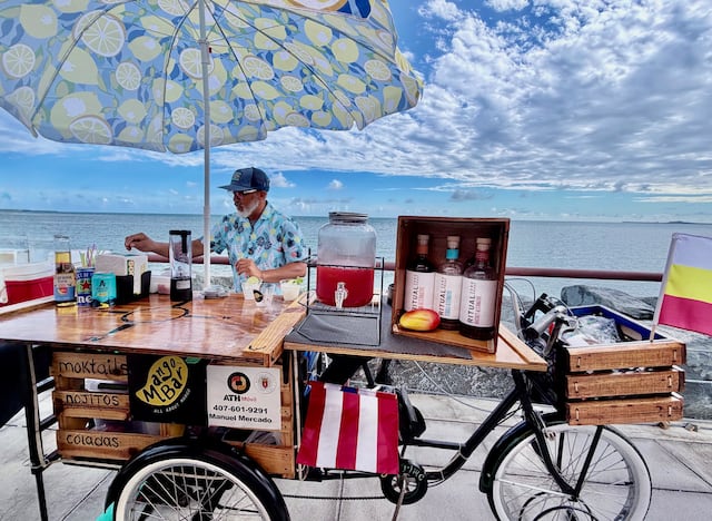 Boricua transforma su bicicleta en un Mango Bar lleno de sabor y creatividad