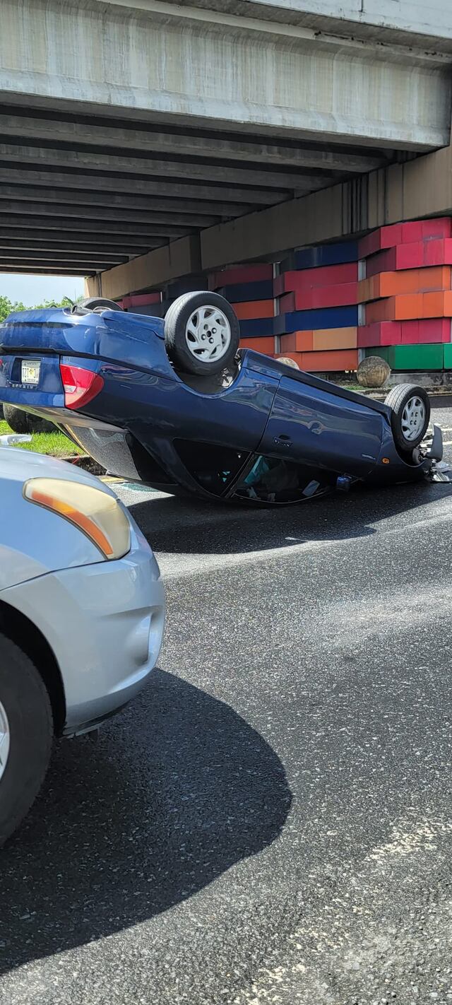 Vehículo se vuelca tras accidente en Carolina