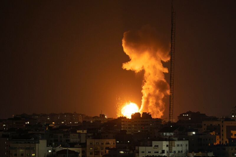 Humo y fuego se elevan tras un ataque aéreo israelí en el norte de la Franja de Gaza