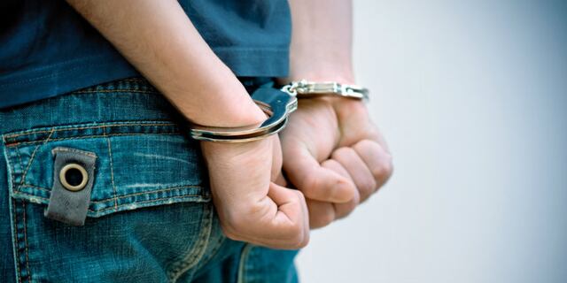 Arrestan guardia penal por ingresar drogas y celulares en cárcel