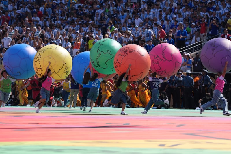 El espectáculo, con pirotecnias incluidas, también sirvió para promover el FIFA Global Citizen Education Fund, un fondo impulsado para financiar proyectos de educación y acceso al deporte para niños.