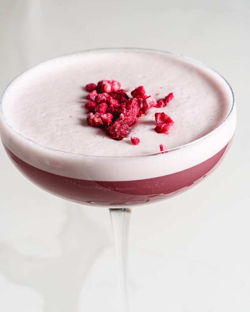El Cassis Violette reúne vodka, cassis, limón, clara de huevo y frambuesa deshidratada con nitrógeno, evocando los sabores de un macaron en un cóctel ligero y elegante. 