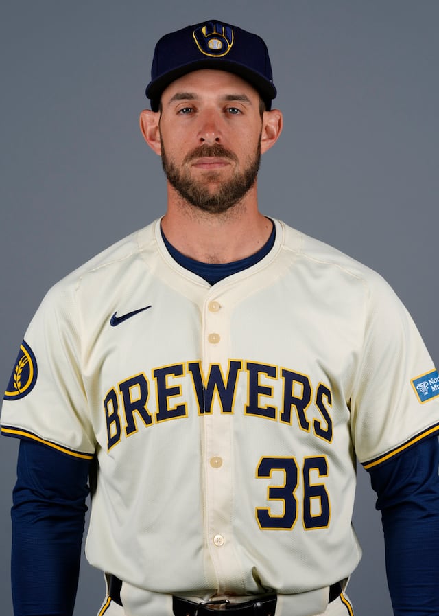 Reales firman a Austin Nola por un año