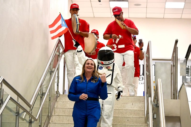 Deborah Martorell a su llegada a Puerto Rico tras su histórica participación como la primera meteoróloga del mundo en viajar al espacio.